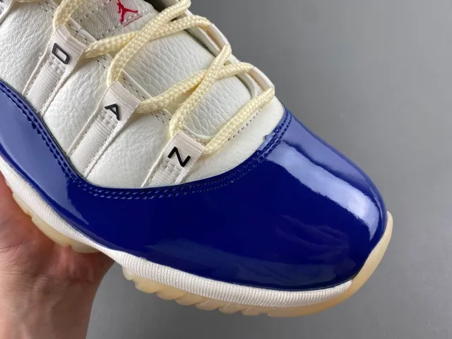 Tênis de basquete Air Jordan 11 em couro envernizado azul royal e branco 2