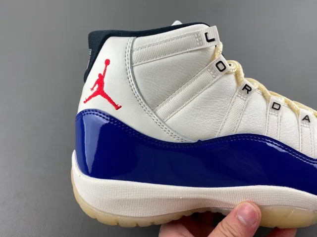 Tênis de basquete Air Jordan 11 em couro envernizado azul royal e branco 3