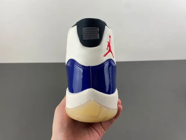 Tênis de basquete Air Jordan 11 em couro envernizado azul royal e branco 4