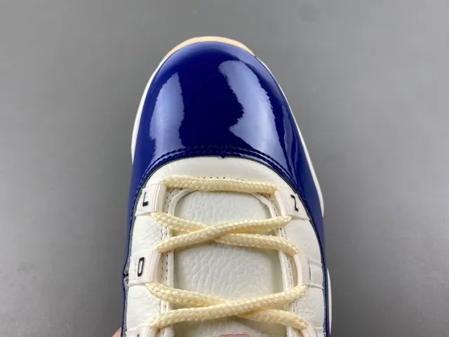 Tênis de basquete Air Jordan 11 em couro envernizado azul royal e branco 5
