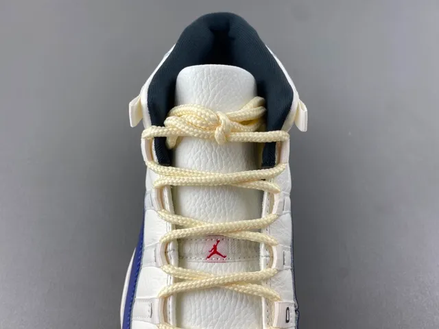 Tênis de basquete Air Jordan 11 em couro envernizado azul royal e branco 6