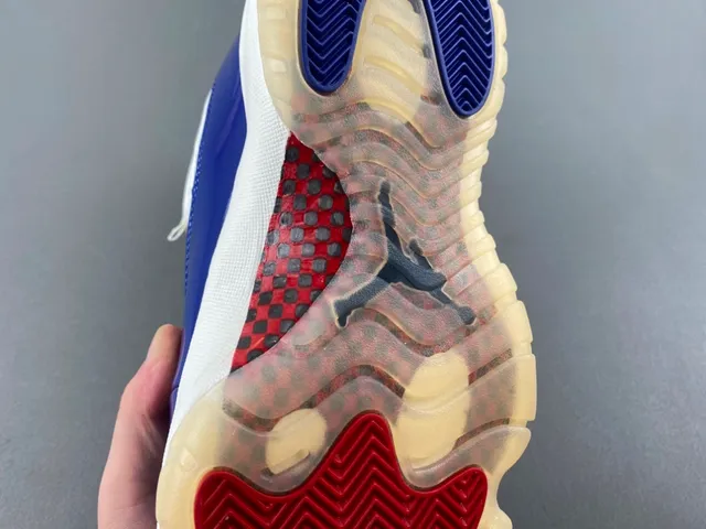 Tênis de basquete Air Jordan 11 em couro envernizado azul royal e branco 9