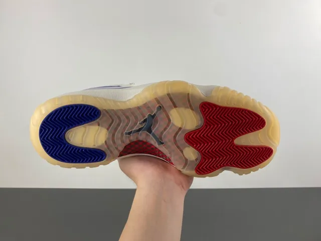 Tênis de basquete Air Jordan 11 em couro envernizado azul royal e branco 10