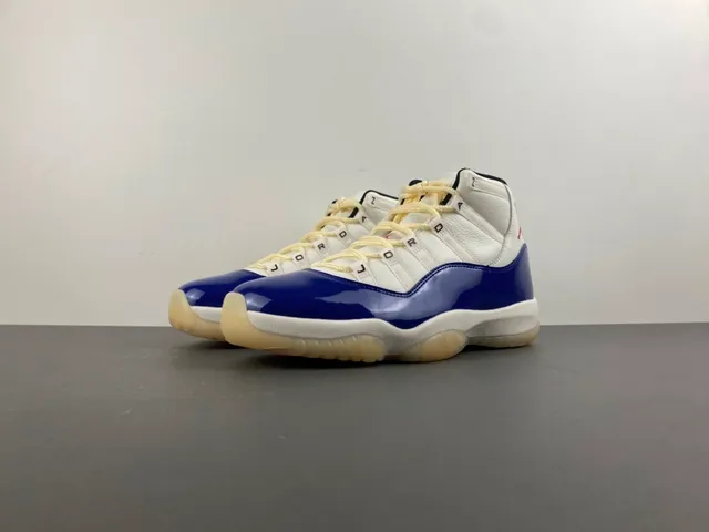 Tênis de basquete Air Jordan 11 em couro envernizado azul royal e branco 11