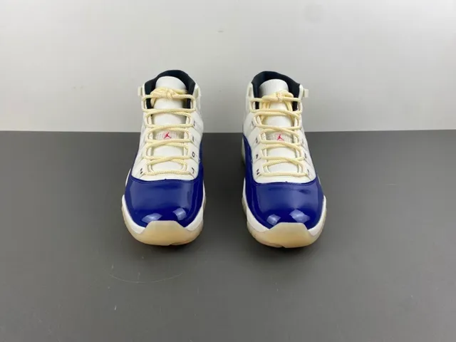 Tênis de basquete Air Jordan 11 em couro envernizado azul royal e branco 12
