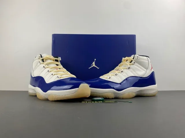 Tênis de basquete Air Jordan 11 em couro envernizado azul royal e branco 14