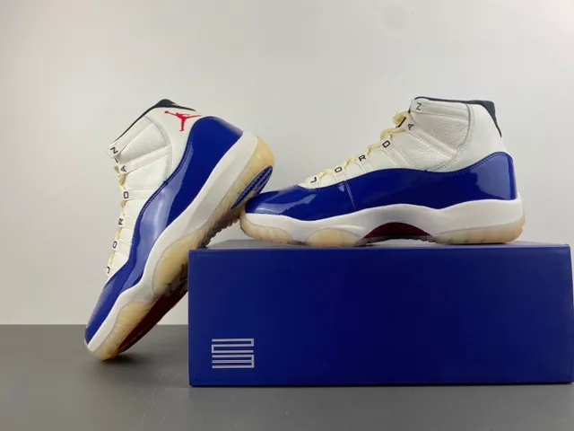 Tênis de basquete Air Jordan 11 em couro envernizado azul royal e branco 15
