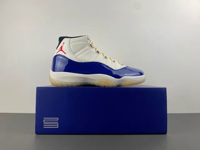 Tênis de basquete Air Jordan 11 em couro envernizado azul royal e branco 16