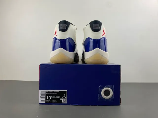 Tênis de basquete Air Jordan 11 em couro envernizado azul royal e branco 17