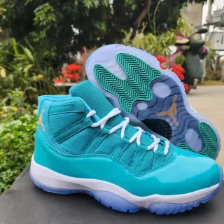 Tênis de basquete Air Jordan 11 de couro envernizado turquesa