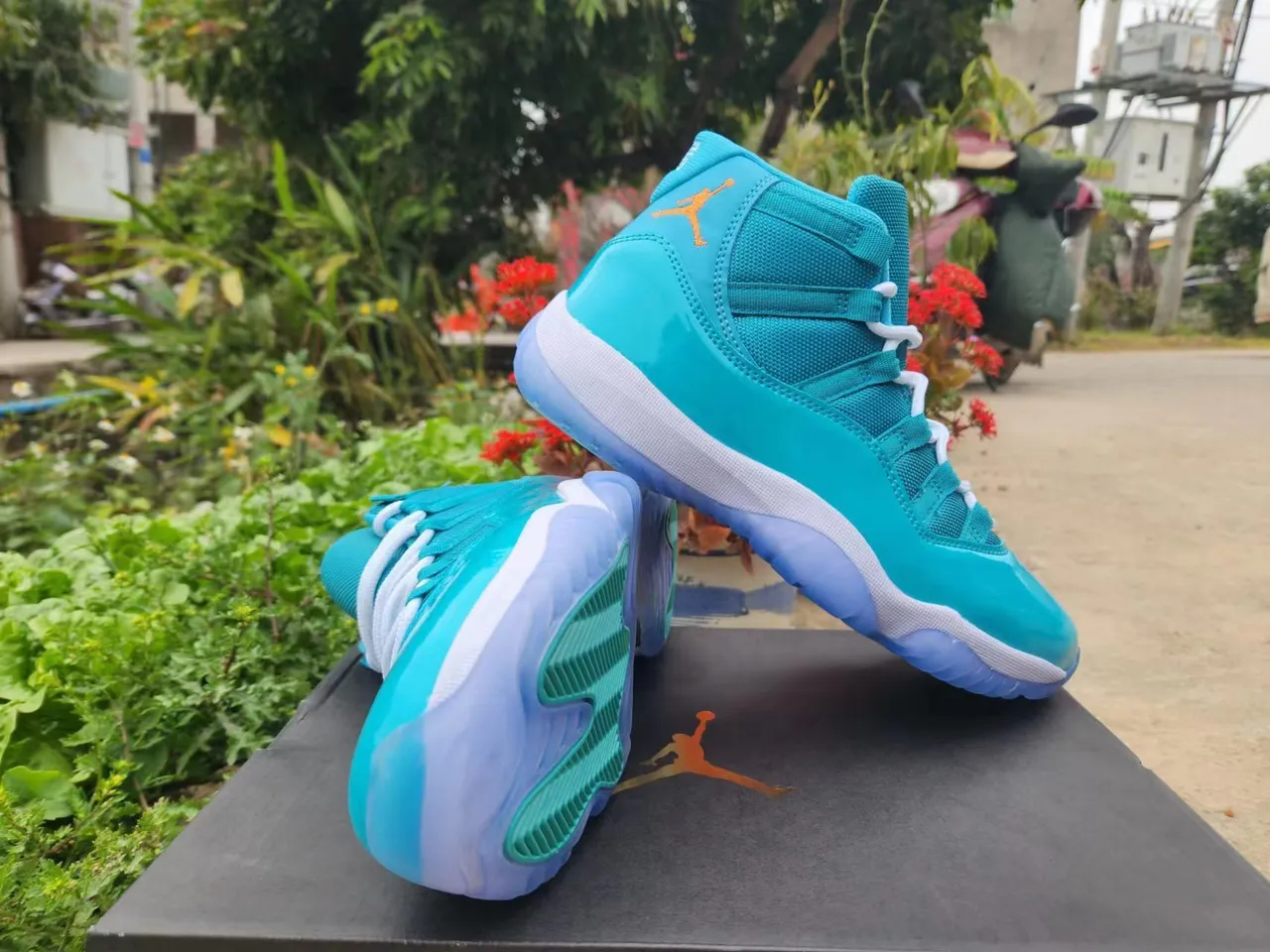 Tênis de basquete Air Jordan 11 de couro envernizado turquesa 3