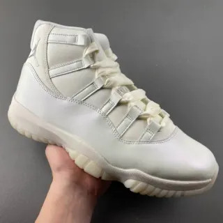Tênis de basquete Air Jordan 11 de cano alto com cabedal em couro liso branco e bege