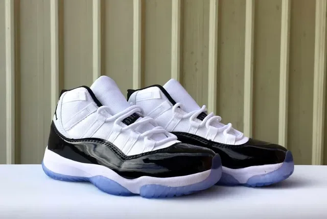 Air Jordan 11 Tênis de Basquete Branco Preto Icy Blue 2
