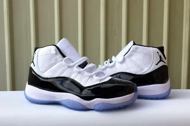 Air Jordan 11 Tênis de Basquete Branco Preto Icy Blue 3