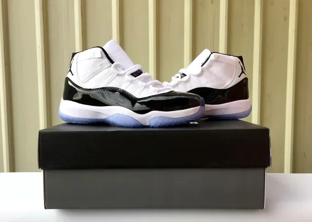 Air Jordan 11 Tênis de Basquete Branco Preto Icy Blue 6