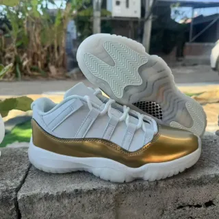 Tênis lifestyle Air Jordan 11 branco e dourado metálico