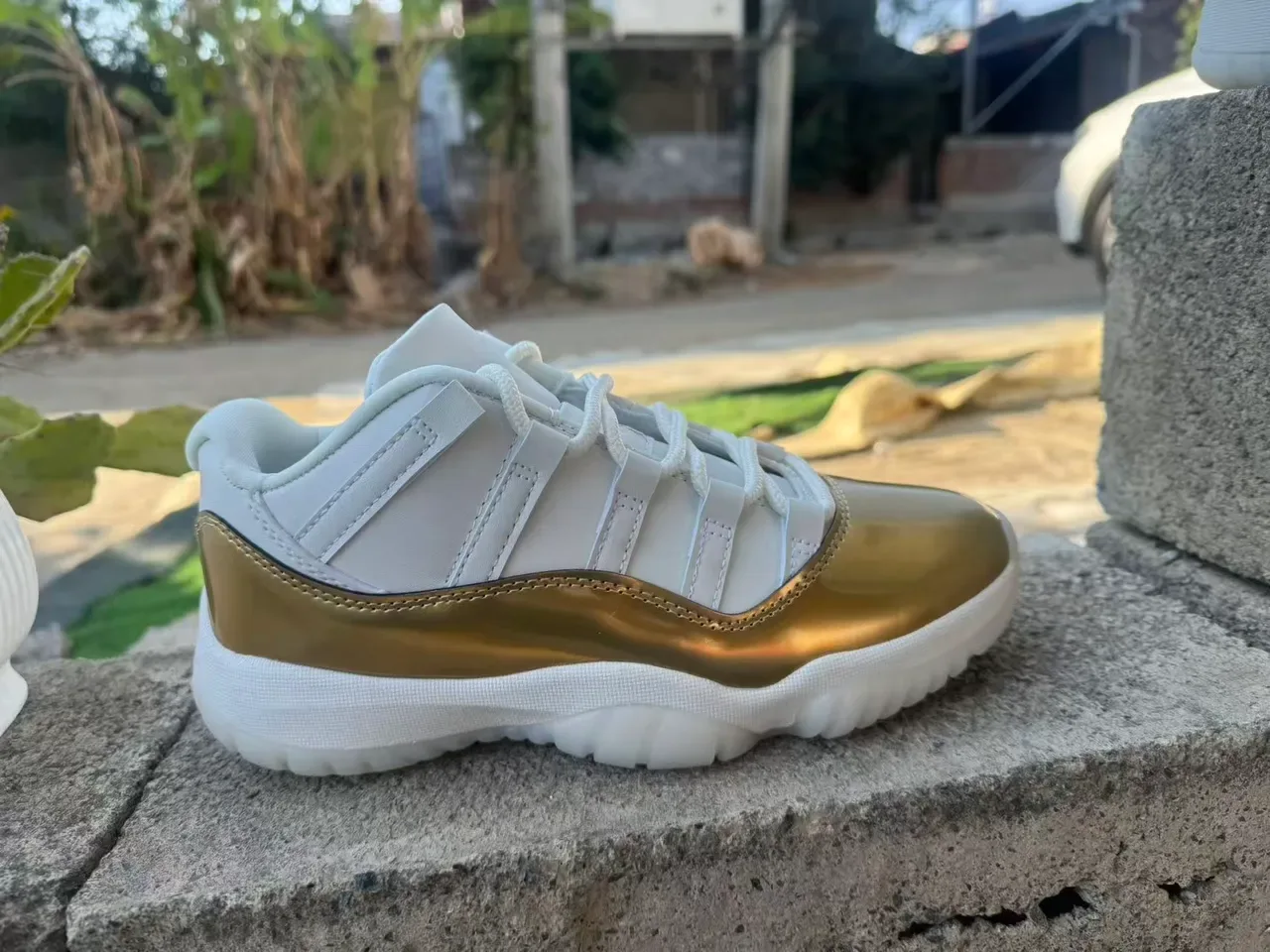 Tênis lifestyle Air Jordan 11 branco e dourado metálico 2