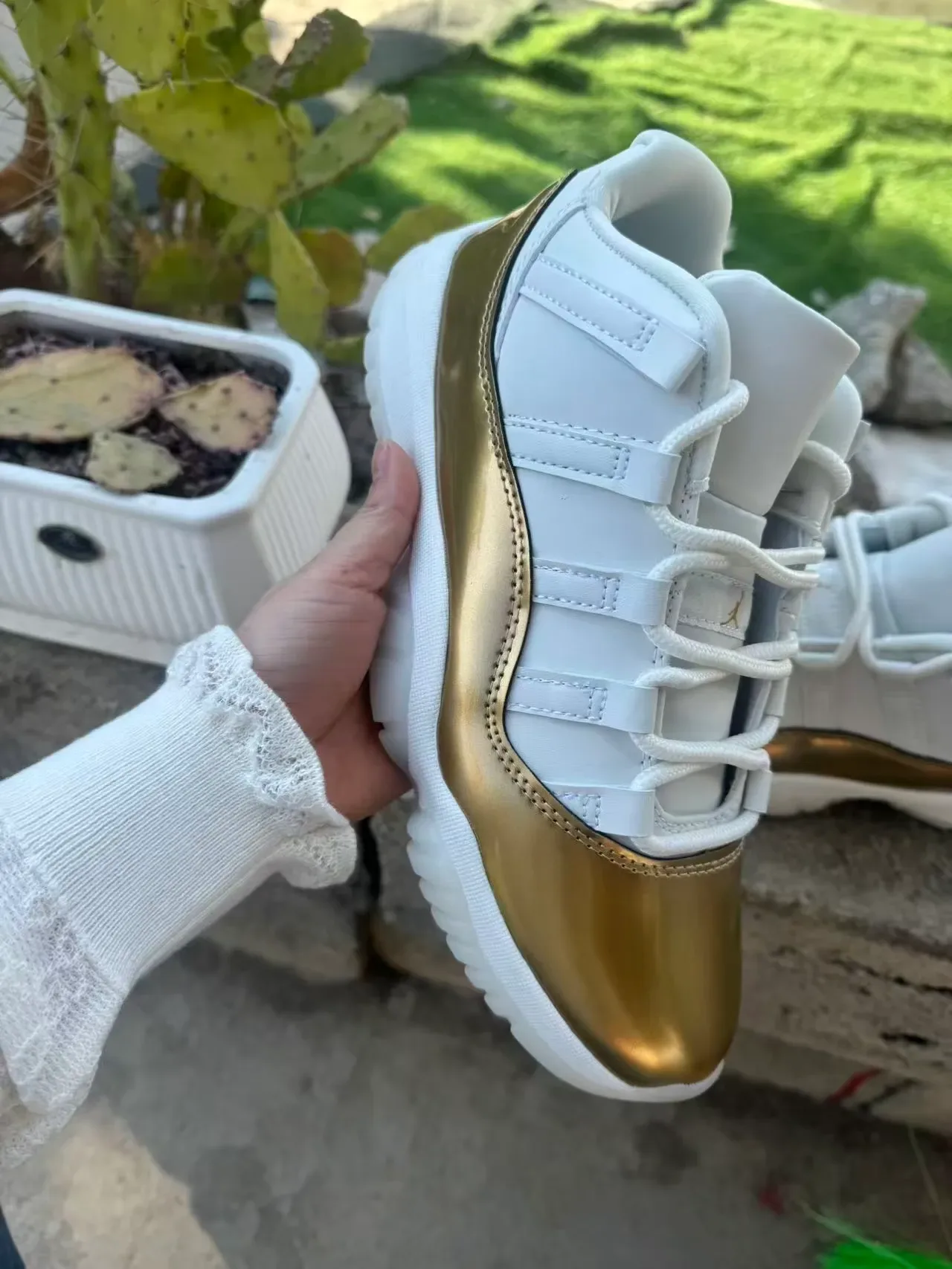 Tênis lifestyle Air Jordan 11 branco e dourado metálico 3