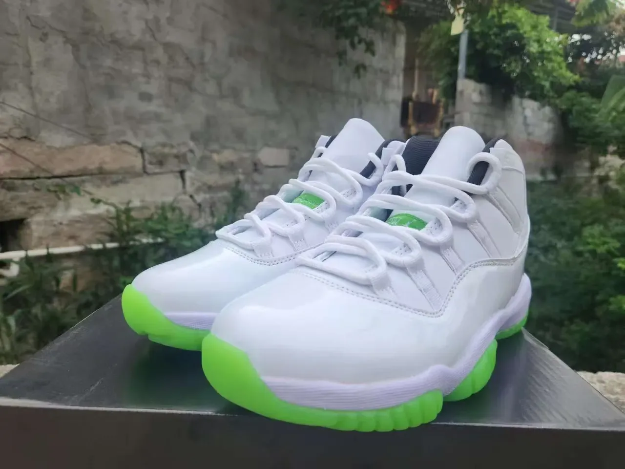 Air Jordan 11 أبيض وأخضر نيون أحذية كرة السلة 2