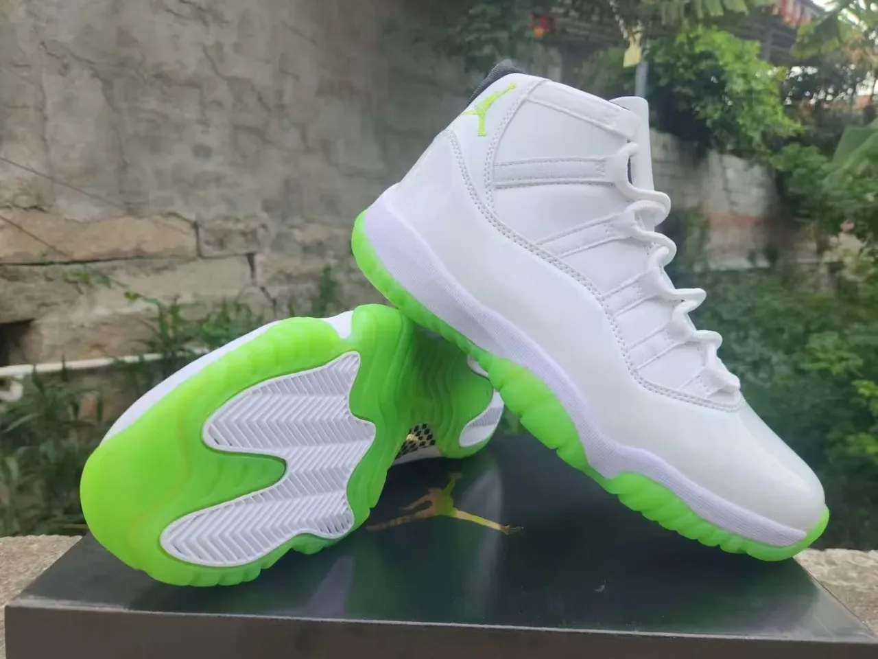 Air Jordan 11 أبيض وأخضر نيون أحذية كرة السلة 3