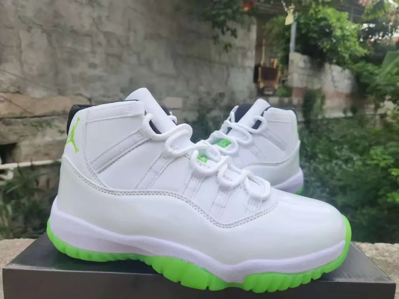 Air Jordan 11 أبيض وأخضر نيون أحذية كرة السلة 4