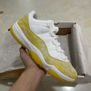 Tênis de basquete Air Jordan 11 pele de cobra branco e amarelo