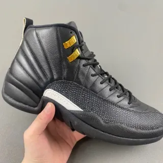 Tênis de basquete Air Jordan 12 em couro acolchoado preto e dourado