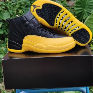 Zapatillas de baloncesto Air Jordan 12 negro y amarillo