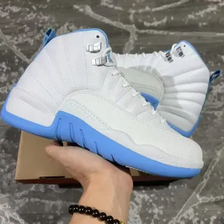 Air Jordan 12 أحذية كرة السلة بالأبيض والأزرق الفاتح