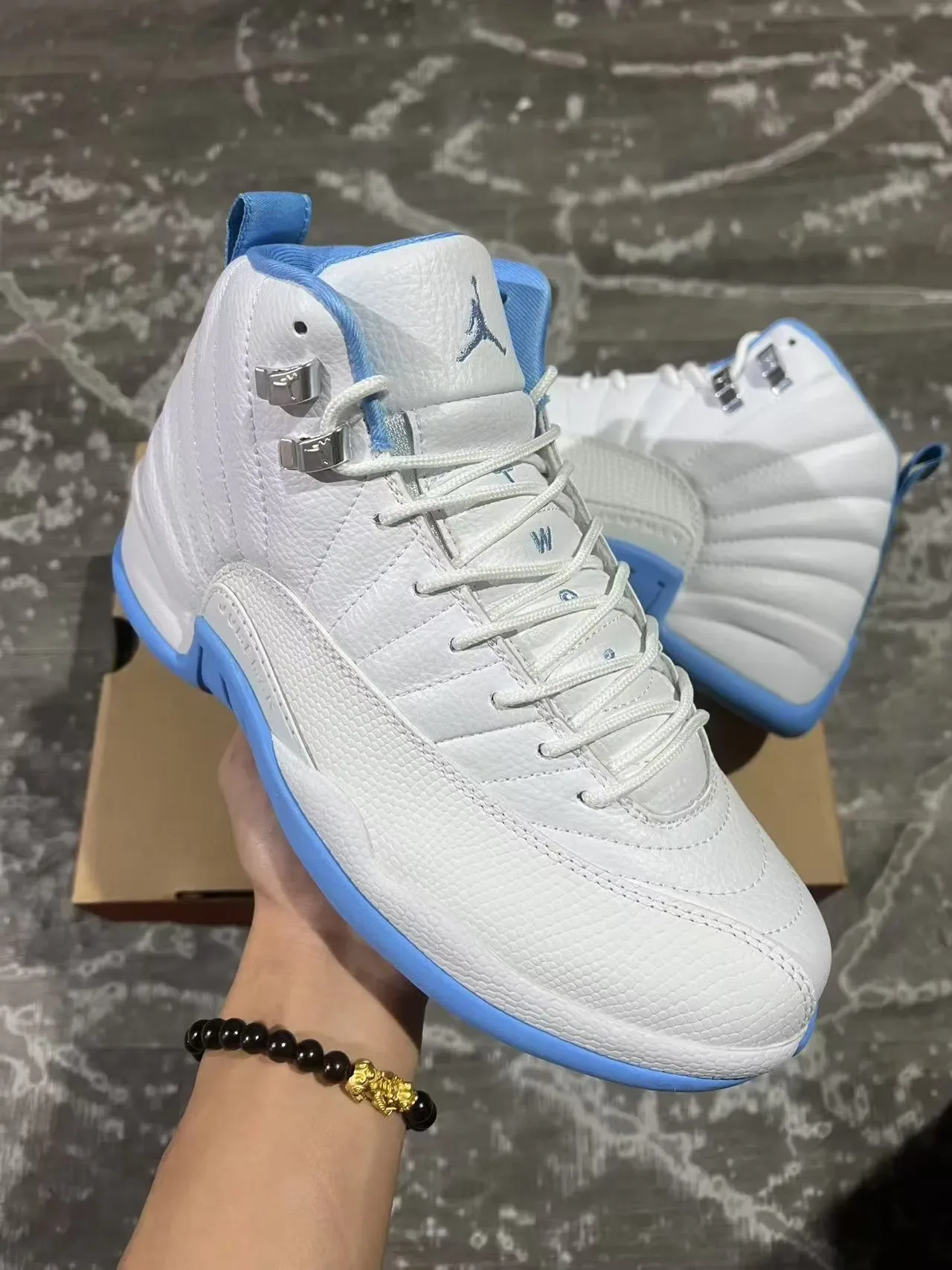 Air Jordan 12 أحذية كرة السلة بالأبيض والأزرق الفاتح 2