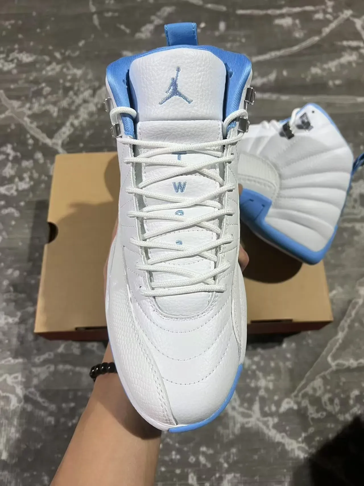 Air Jordan 12 أحذية كرة السلة بالأبيض والأزرق الفاتح 3