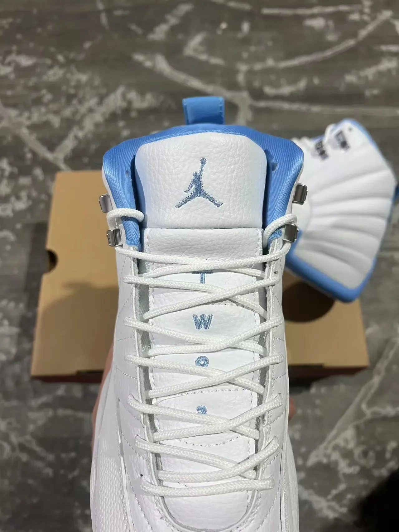 Air Jordan 12 أحذية كرة السلة بالأبيض والأزرق الفاتح 4