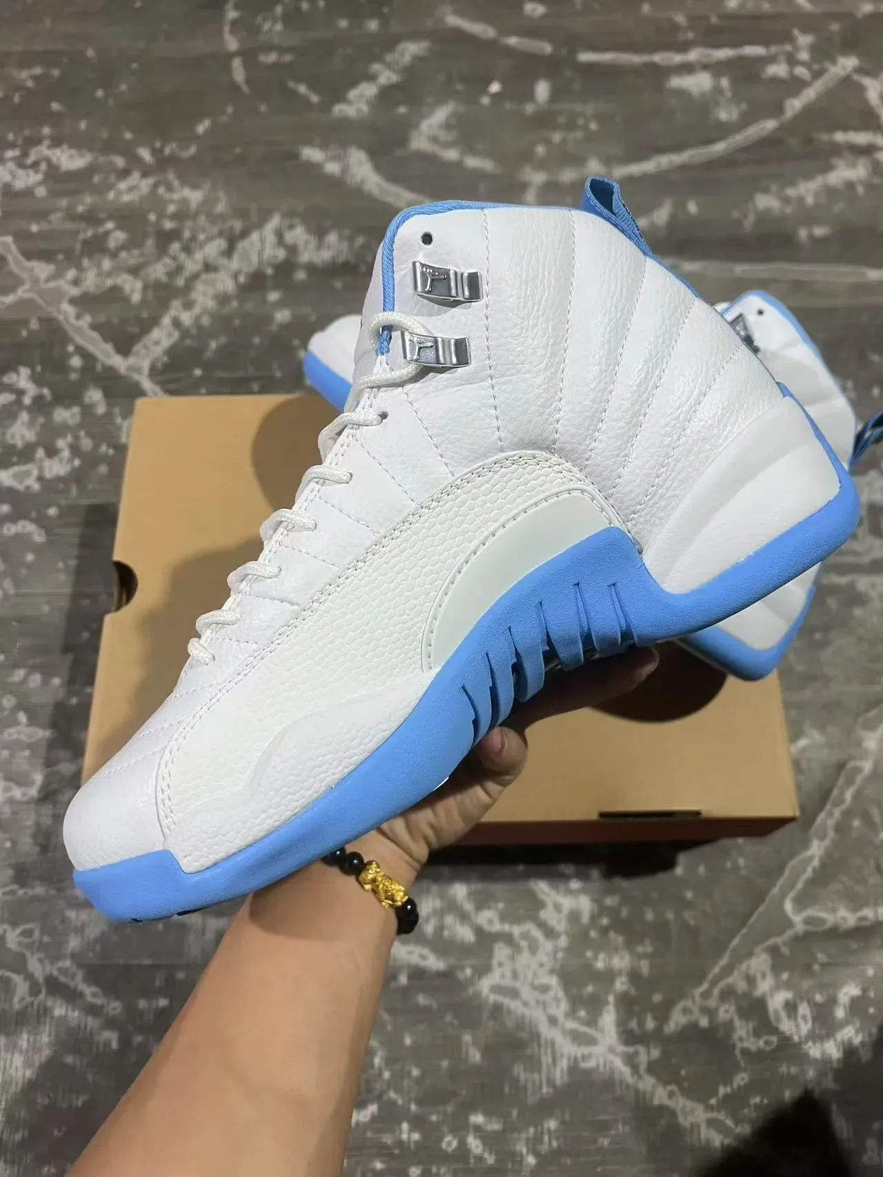 Air Jordan 12 أحذية كرة السلة بالأبيض والأزرق الفاتح 5