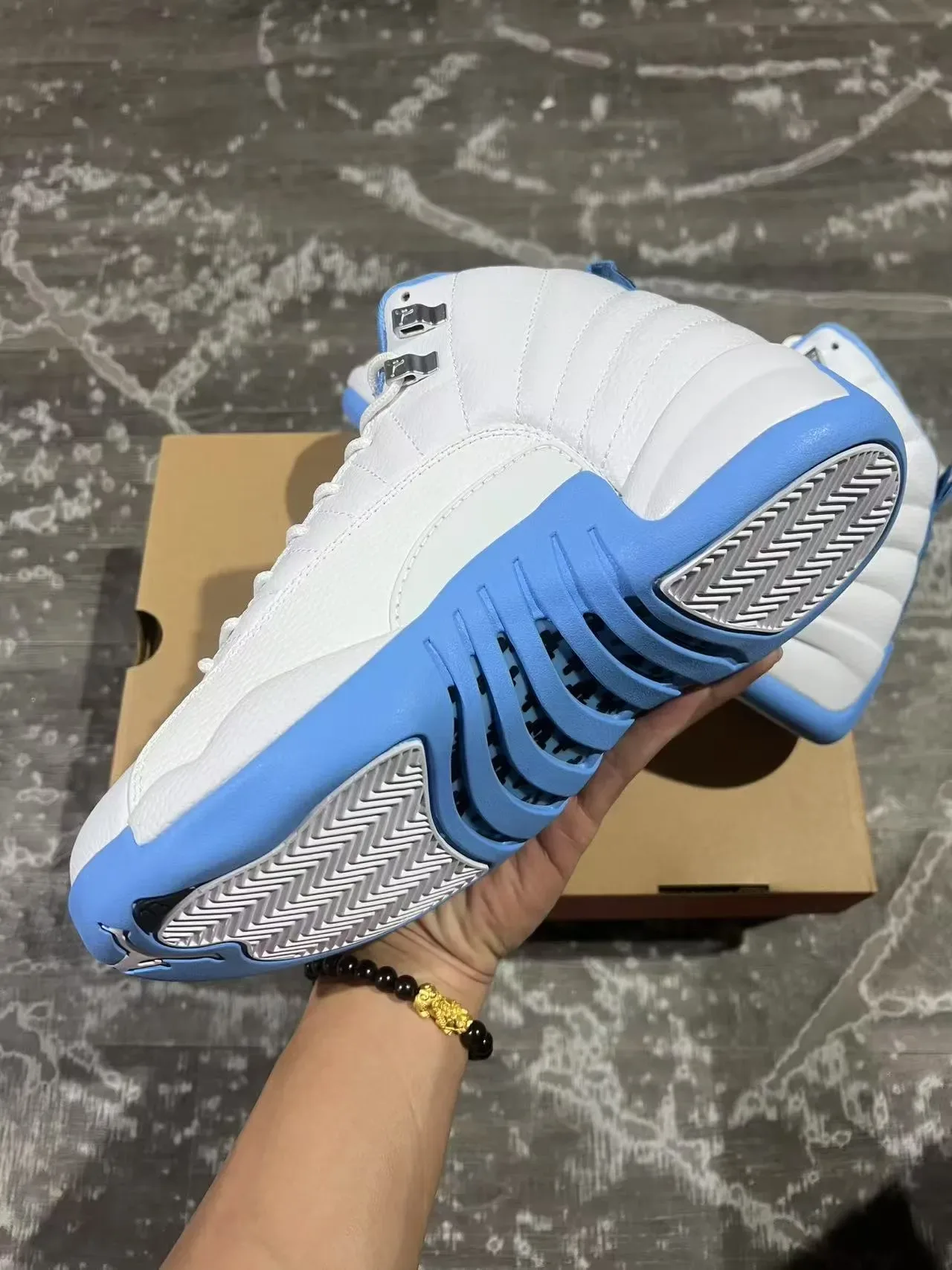 Air Jordan 12 أحذية كرة السلة بالأبيض والأزرق الفاتح 6