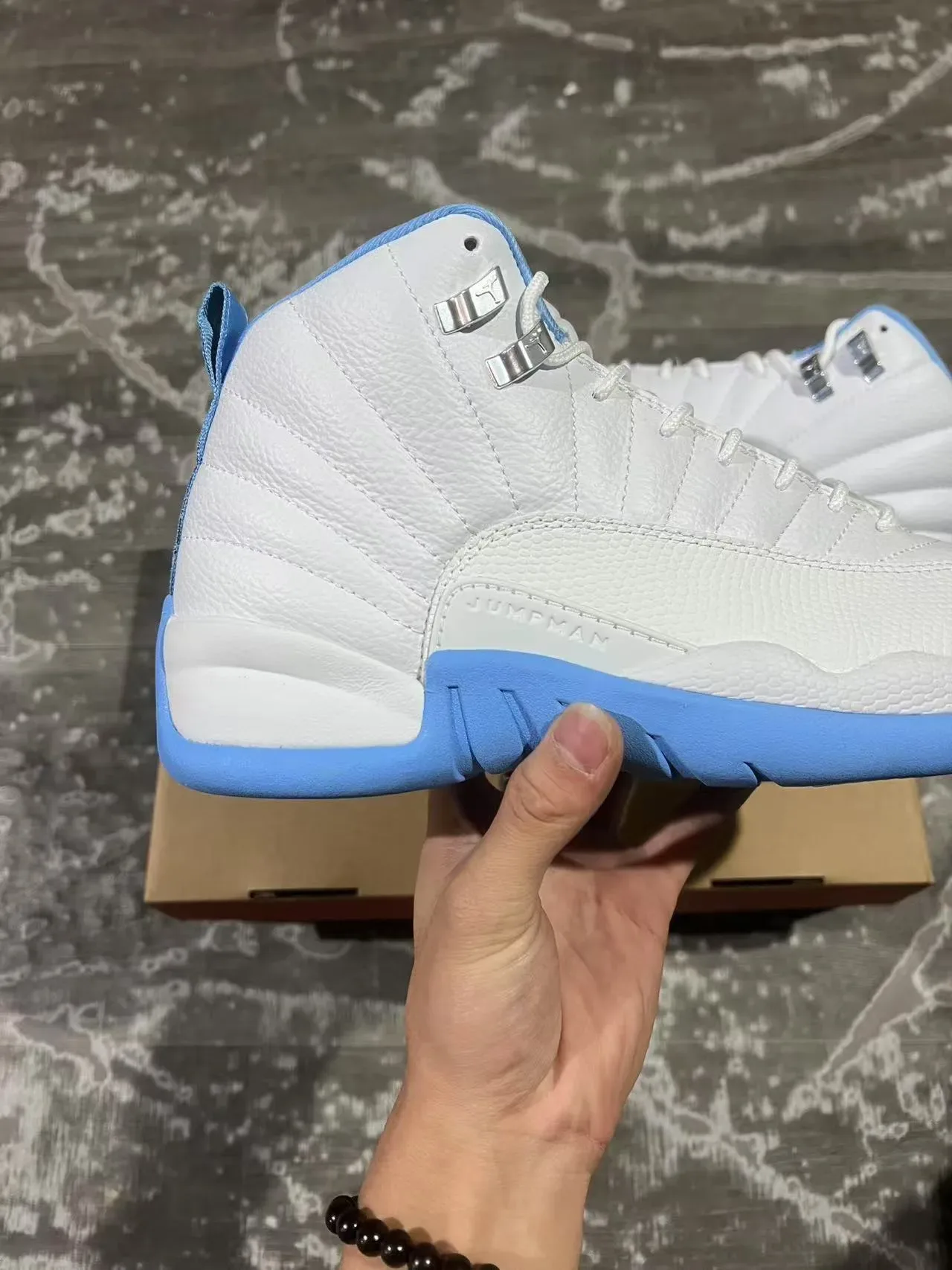 Air Jordan 12 أحذية كرة السلة بالأبيض والأزرق الفاتح 7