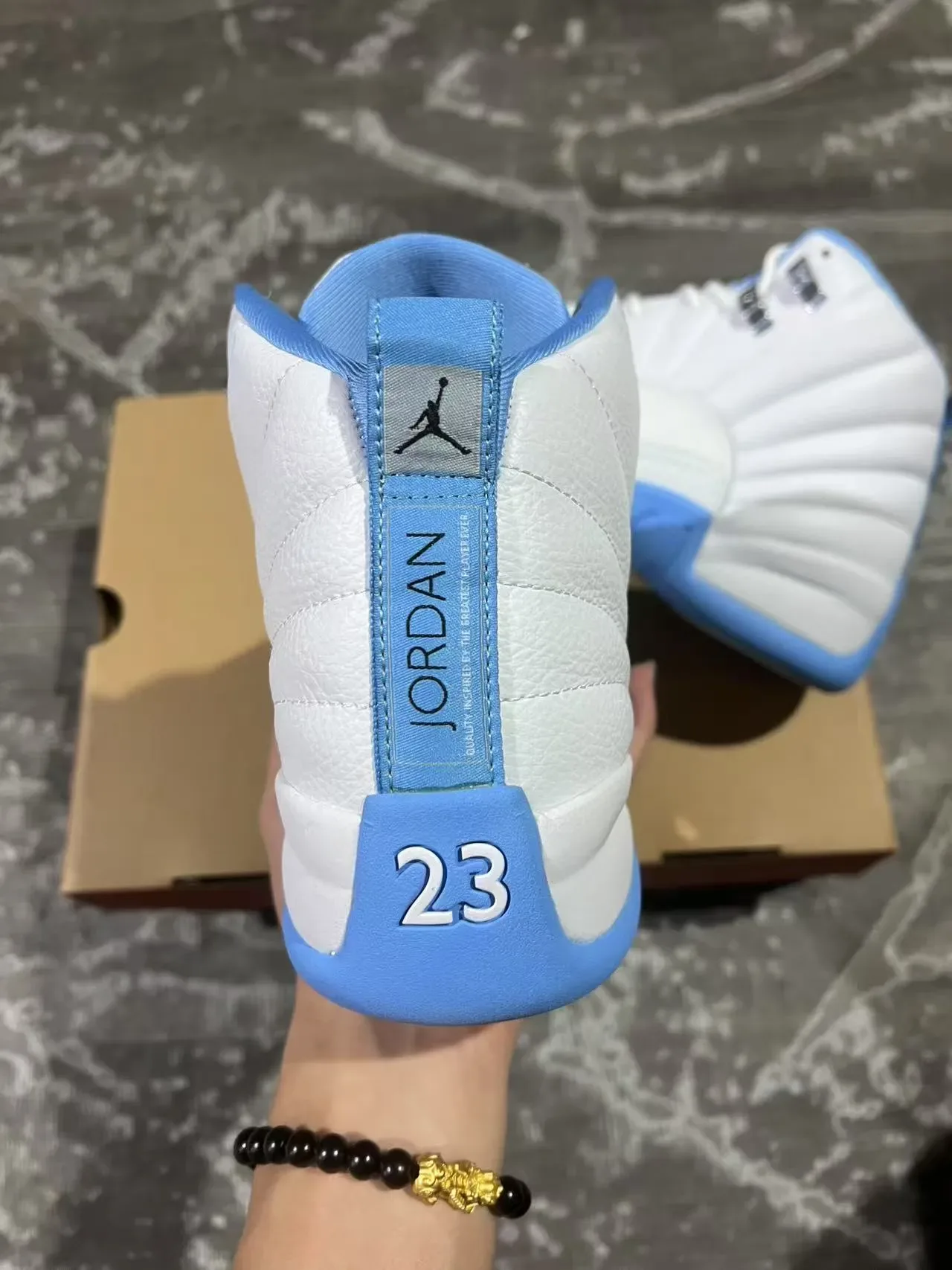 Air Jordan 12 أحذية كرة السلة بالأبيض والأزرق الفاتح 8