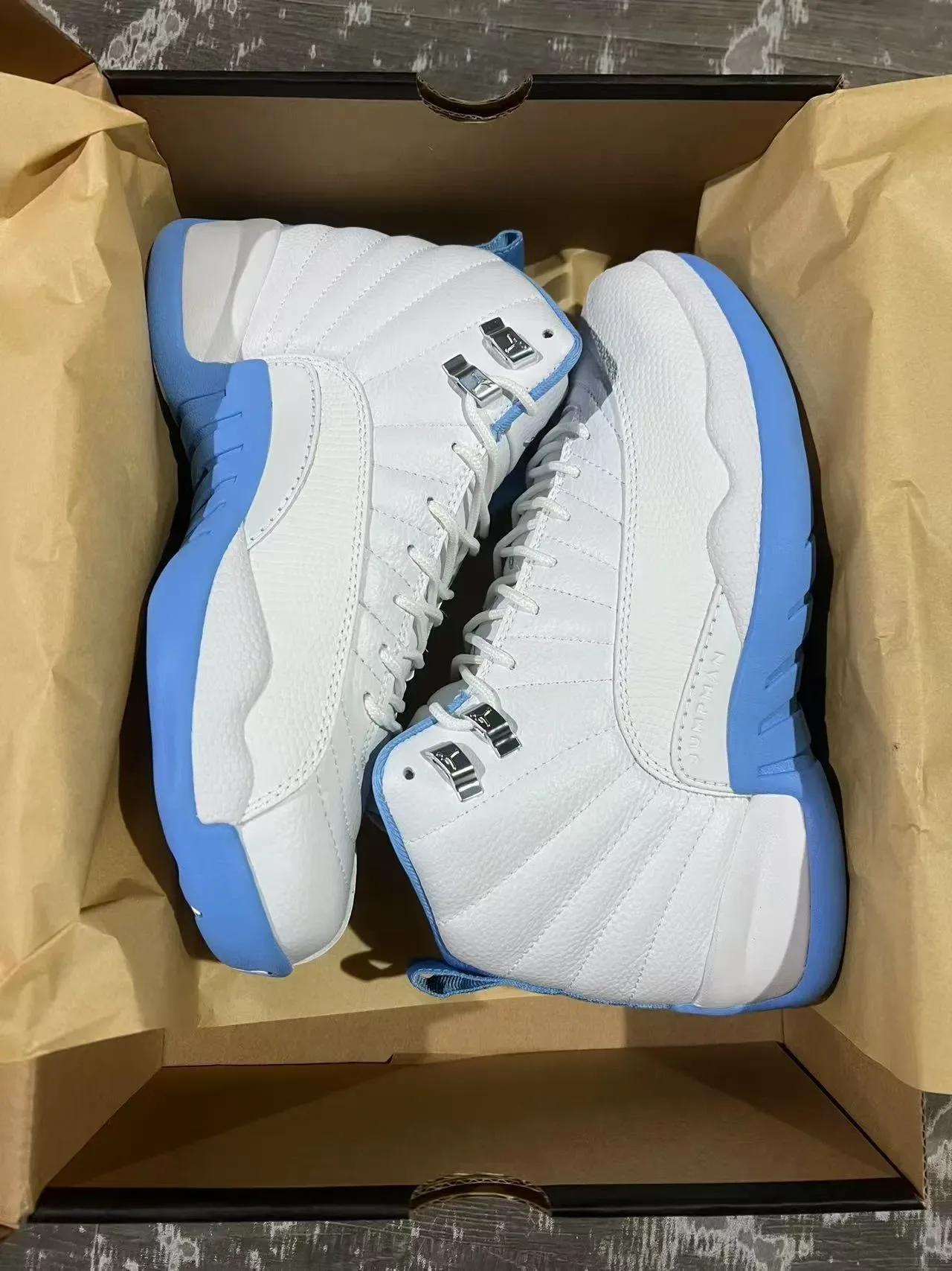 Air Jordan 12 أحذية كرة السلة بالأبيض والأزرق الفاتح 9