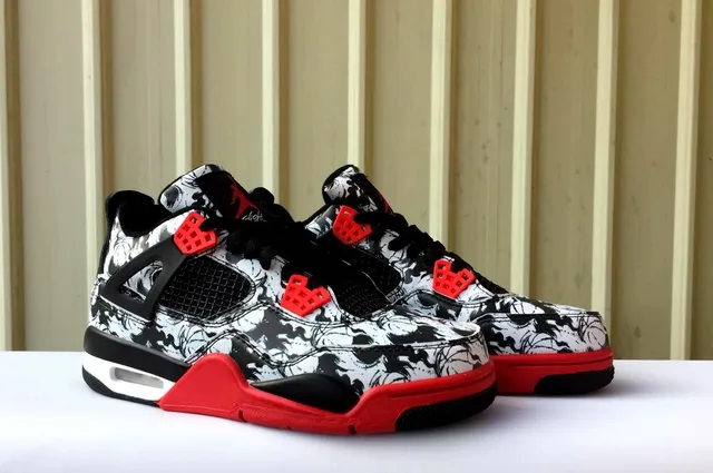Zapatillas de baloncesto Air Jordan 4 con estampado floral rojo y negro 5