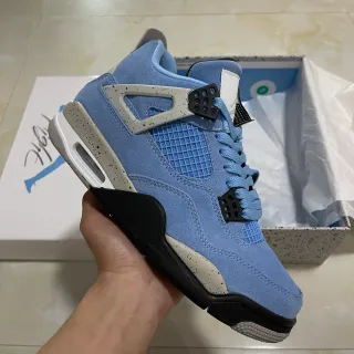 Tênis de basquete Air Jordan 4 em camurça azul-claro