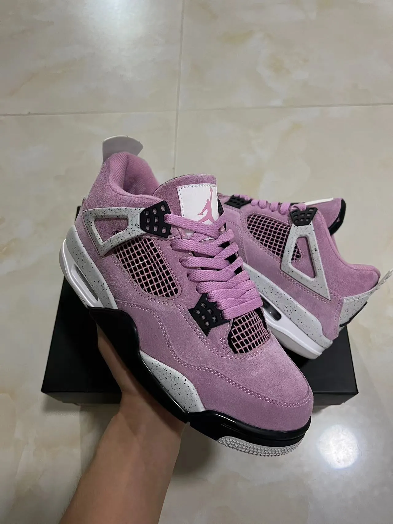 Air Jordan 4 गोलापি সুয়েড দাগযুক্ত সাদা বাস্কেটবল জুতো 2