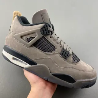 Tênis de basquete Air Jordan 4 em camurça taupe