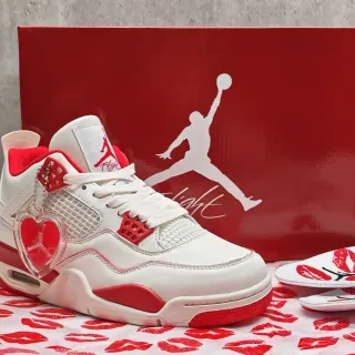 Tênis de basquete Air Jordan 4 branco e vermelho com pingente de coração