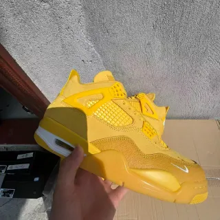 Zapatillas de baloncesto Air Jordan 4 amarillo monocromático