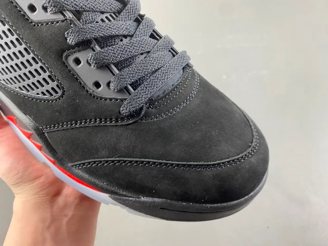 حذاء كرة السلة Air Jordan 5 صاعقة البرق باللونين الأسود والأحمر 2