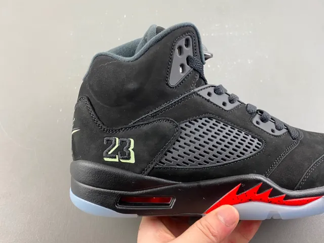 حذاء كرة السلة Air Jordan 5 صاعقة البرق باللونين الأسود والأحمر 3