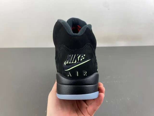 حذاء كرة السلة Air Jordan 5 صاعقة البرق باللونين الأسود والأحمر 4