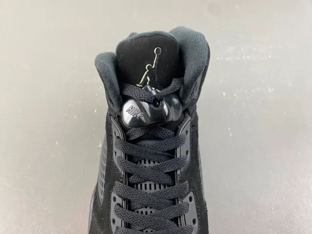 حذاء كرة السلة Air Jordan 5 صاعقة البرق باللونين الأسود والأحمر 6