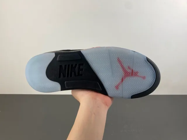 حذاء كرة السلة Air Jordan 5 صاعقة البرق باللونين الأسود والأحمر 9