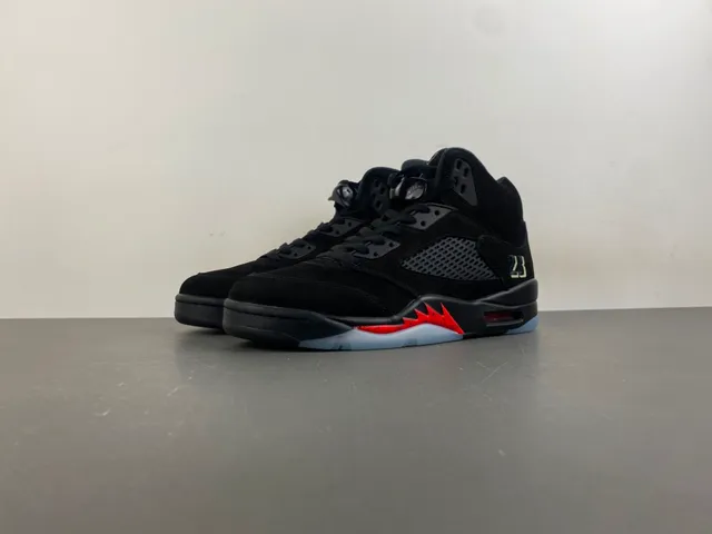 حذاء كرة السلة Air Jordan 5 صاعقة البرق باللونين الأسود والأحمر 10
