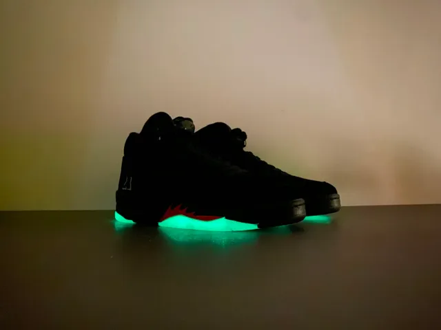 حذاء كرة السلة Air Jordan 5 صاعقة البرق باللونين الأسود والأحمر 12